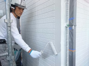 徳島県板野郡藍住T様邸　外壁中塗り塗装作業