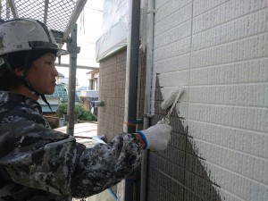 徳島県板野郡藍住T様邸　外壁下塗り塗装作業