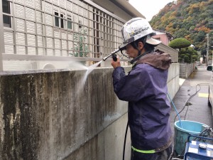 徳島井　塀洗浄中