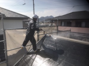 徳島県阿南市塗替え　外壁屋根塗装　N様邸 足場組立後、洗浄作業を行わせていただきました ^^