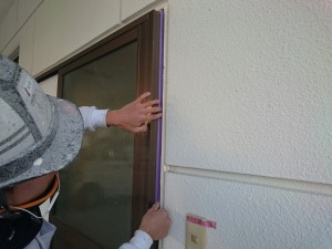  ビニール養生で非塗装箇所を覆い、2階建てから下塗り作業を行わせていただいております ^^