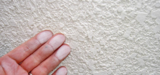 指でこすると白い粉が出る（チョーキング）