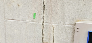 外壁にひび割れ(クラック)がある