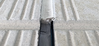 目地（シーリング）が硬くなったり、割れたりしている