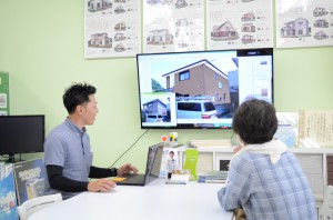 大型モニターでカラーシュミレーションができます☆