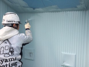 エアレスを使い均等にガイナ吹付け