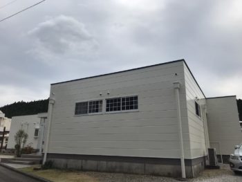 施工後　裏面　白系　徳島