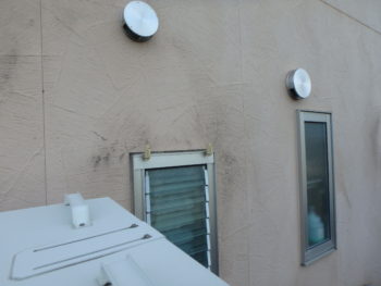 外壁　汚れ　施工前　塗装　黒ずみ