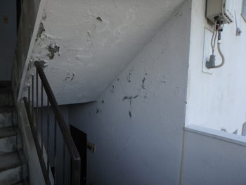 徳島県 南昭和町 施工前 マンション 階段室 塗膜 剥がれ