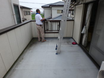徳島県　藍住町　施工前　バルコニー　汚れ