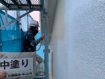 徳島 上八万 外壁 塗装 中塗り