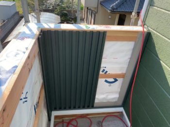 徳島県　大麻町　板金工事　手すり壁　ガルバリウム鋼板