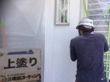 徳島県　川内町　外壁塗装　上塗り　吹き付け　クリヤー