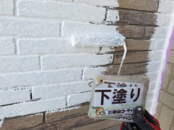 徳島県　城東町　病院　外壁　塗装　下塗り　入口