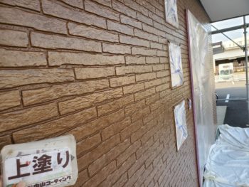 徳島県　城東町　病院　外壁　塗装　上塗り後　クリヤー　入口