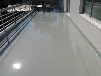徳島県　沖洲町　防水塗装　バルコニー　トップコート　1回目