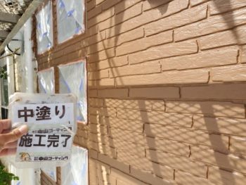 徳島県　城東町　病院　外壁　塗装　中塗り後　入口