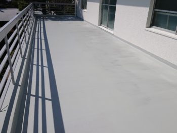 徳島県　沖洲町　防水塗装　バルコニー　トップコート　２回目