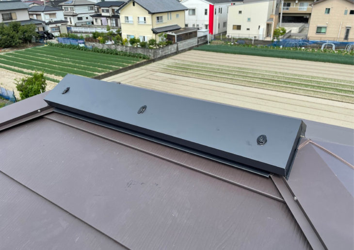   西日が強く屋根裏温度の上昇により棟換気の取り付けを行いました。