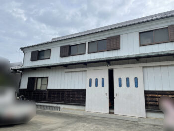 金属　外壁　納屋　鉄扉