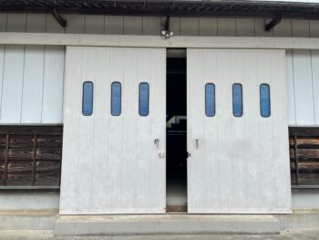 外壁　納屋　金属　鉄扉