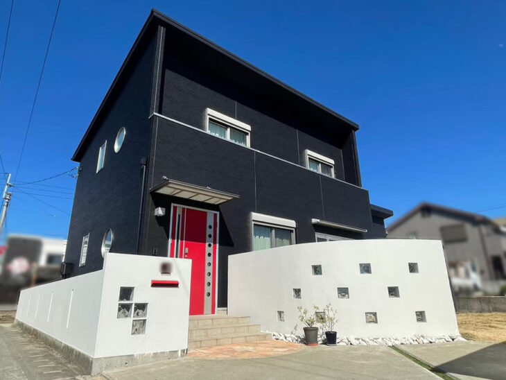  ホワイトからブラックへ新築時と真逆の色合いで重厚感アップ「板野郡藍住町の塗装工事」