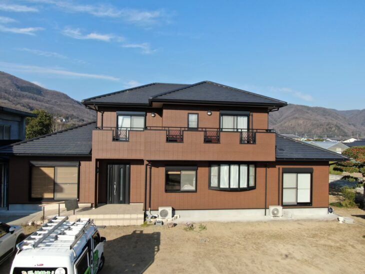  徳島県美馬市WB多彩工法仕上げ【ブラウン色の二色外壁塗装】