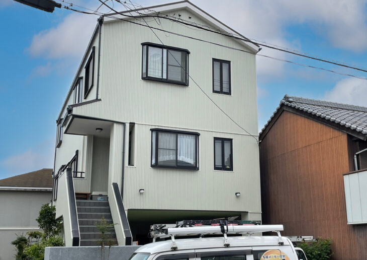   徳島県鳴門市撫養町「外壁屋根カバー工法」サイディングからガルバリウム鋼板へ