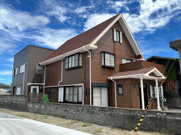  単色と多彩模様は同系色「傷んだベランダはカバー工法」徳島県阿南市　外装施工例