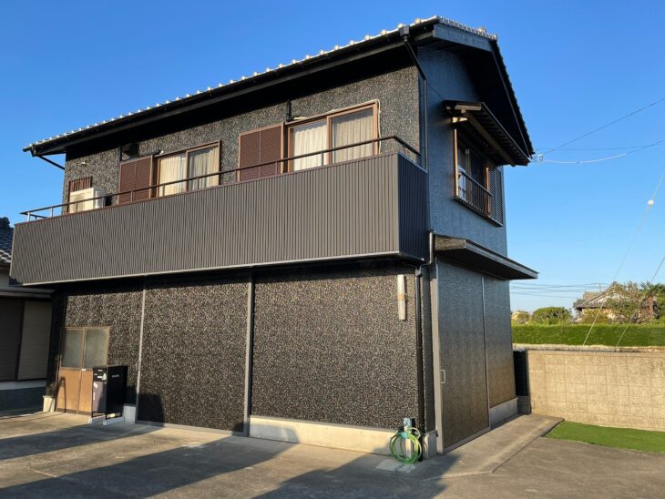  外壁塗装「限界色の色番号N-10」ガルバリウム鋼板と色合わせで重厚感ある住宅に「ブロンズサッシとばっちり」徳島県阿南市