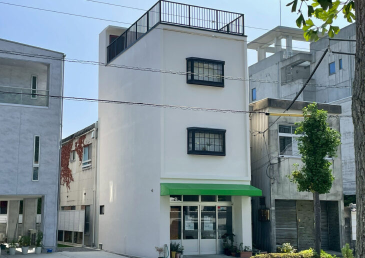   徳島市西大工町の外壁塗装ホワイト色は華やか鮮やかに　