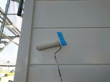  板野郡藍住町　外壁フッ素塗装　屋根無機塗装　きよしげ様 カラーベスト屋根の上塗りをメインに作業完工間近の自社検査などを行わせて頂いております☆