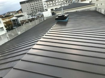 徳島市　ダイワハウスマンションアパート　重ね葺き工事（屋根カバー工法）