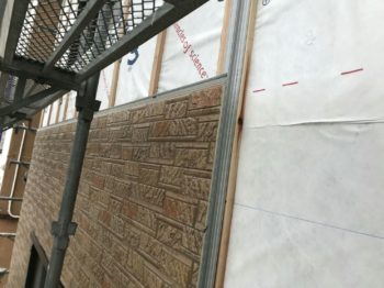 既存外壁を剥がすさずに新しくガルバリウム鋼板等を張る事をカバー工法と言います。