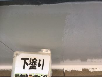 小松島市　アーバントーン外壁塗装　屋根塗装　Ｉ様邸 外壁下塗り１回目や軒天井塗装を行っております(^^) 仕上がりは色合いとか可愛いイメージです♪