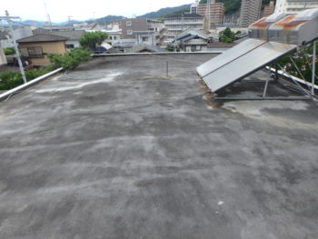 徳島県　沖洲町　施工前　屋上　汚れ