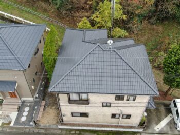 徳島市大原町　富士スレート瓦屋根塗装　AGCボンフロン塗料を塗る事で濃彩色ブラック系が可能