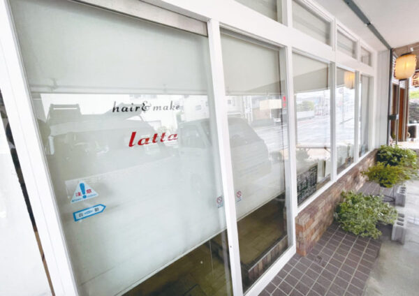 徳島県店舗塗装　窓枠周りを再塗装