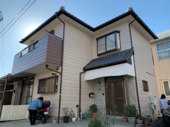 徳島市住吉町　ベランダには茶系色　壁には暖色系色で塗装しました。