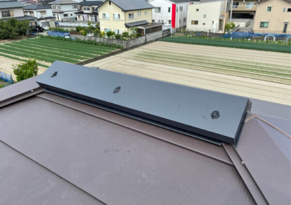 西日が強く屋根裏温度の上昇により棟換気の取り付けを行いました。