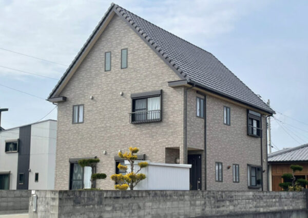 【徳島市川内町WB多彩アート工法】外壁張り替えたと間違える程の仕上がりです。
