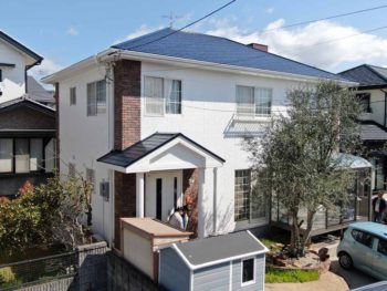 鳴門市大麻町　外壁と屋根塗装の施工例　白系色の外壁