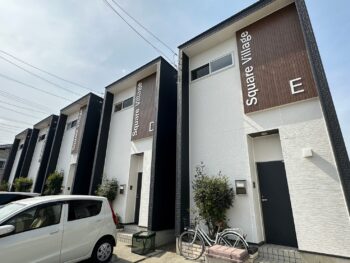 名西郡石井町　スクエアビレッジ様5棟の外壁塗装　モノトーン色は飽きのこない人気色