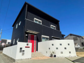 ホワイトからブラックへ新築時と真逆の色合いで重厚感アップ「板野郡藍住町の塗装工事」