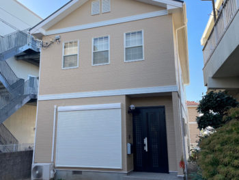 「徳島市佐古」外装施工事例　暖色系で外壁塗装。アクセントはホワイトカラーで調和をとりました。