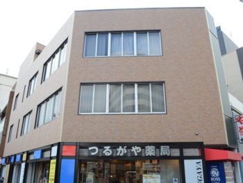 徳島市つるがや薬局様　外壁カバー工法　施工例ガルフィーユ