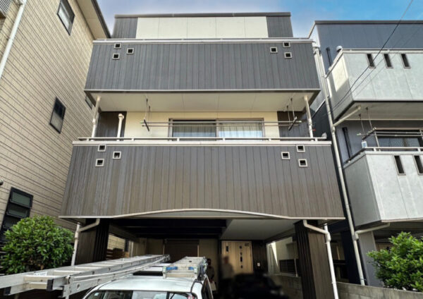 徳島市南沖洲″外壁塗装お客様声″木目調サイディングは艶あり。傷んだ笠木は板金