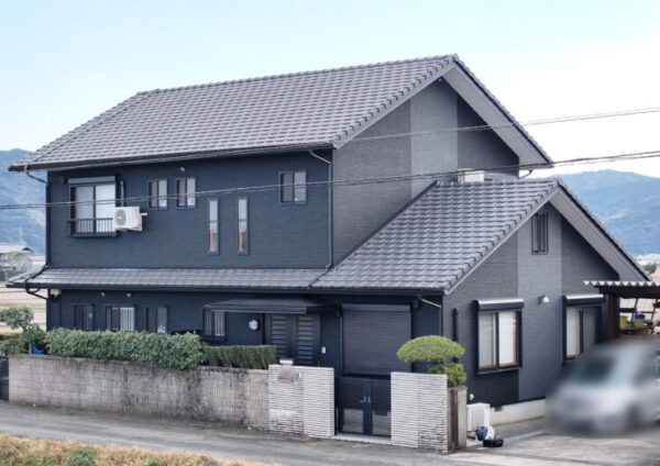 徳島県塗装工事「外壁グレー色・ブラック色でシックにまとめる」