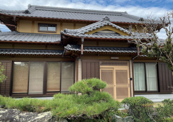入母屋の木部塗装　防腐剤塗料は早めの施工【お客様の声】