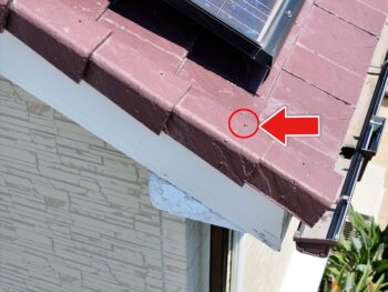 釘が抜けている箇所があります。屋根の高さから釘が落ちると危険です。